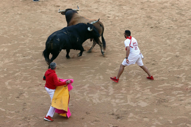 Dos toros de la ganadería La Palmosilla se pasearon durante dos minutos por la plaza de toros, creando momentos de peligro, en el prime encierro de los Sanfermines 2024