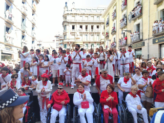 La Coral Santiago aplaude el paso de La Pamplonesa