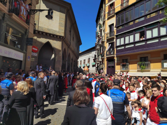 La procesión, a la entrada de la calle Mayor