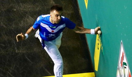 Ambiente y jugada de la final del Torneo de Pelota San Fermín disputada en el frontón ÑLabrit entre Jokin Altuna y Jon Ander Peña