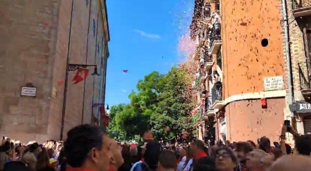 300.000 pétalos sobre San Fermín en el tramo final de la calle Mayor