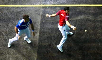 Ambiente y jugada de la final del Torneo de Pelota San Fermín disputada en el frontón ÑLabrit entre Jokin Altuna y Jon Ander Peña