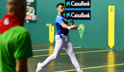 Ambiente y jugada de la final del Torneo de Pelota San Fermín disputada en el frontón ÑLabrit entre Jokin Altuna y Jon Ander Peña