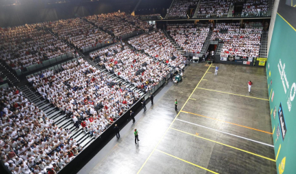 Ambiente y jugada de la final del Torneo de Pelota San Fermín disputada en el frontón ÑLabrit entre Jokin Altuna y Jon Ander Peña