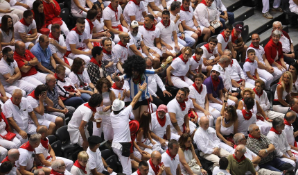 Ambiente y jugada de la final del Torneo de Pelota San Fermín disputada en el frontón ÑLabrit entre Jokin Altuna y Jon Ander Peña
