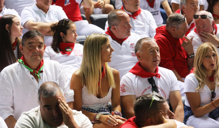 Ambiente y jugadas de la final del Torneo de Pelota San Fermín disputada en el frontón Labrit entre Jokin Altuna y Jon Ander Peña