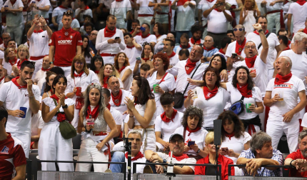 Ambiente y jugadas de la final del Torneo de Pelota San Fermín disputada en el frontón Labrit entre Jokin Altuna y Jon Ander Peña