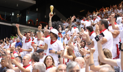 Ambiente y jugadas de la final del Torneo de Pelota San Fermín disputada en el frontón Labrit entre Jokin Altuna y Jon Ander Peña