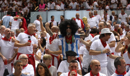 Ambiente y jugadas de la final del Torneo de Pelota San Fermín disputada en el frontón Labrit entre Jokin Altuna y Jon Ander Peña