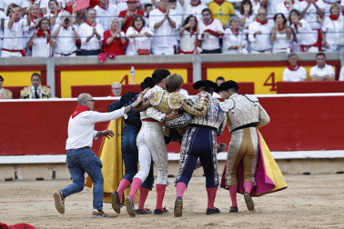 Fotos de la corrida de La Palmosilla, en la que se han cortado tres orejas y Borja Jiménez ha sufrido una cornada./