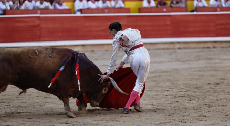 Fernando Adrián, apretado por el segundo de la tarde