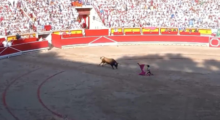 El sevillano ha esperado la salida del toro de rodillas en el centro de la Plaza de Toros de Pamplona