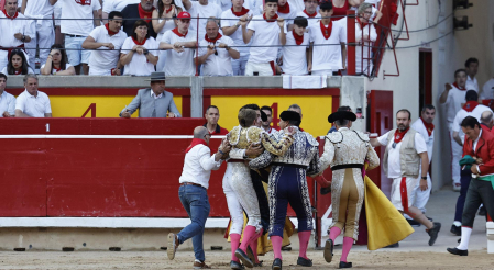 El torero sevillano ha sufrido una fuerte cogida al entrar a matar al sexto toro