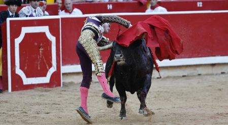 Momento en el que Borja Jiménez es empitonado en la pierna derecha por el sexto toro