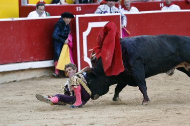 Fotos de la corrida de La Palmosilla, en la que se han cortado tres orejas y Borja Jiménez ha sufrido una cornada./