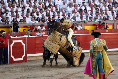 Fotos de la corrida de La Palmosilla, en la que se han cortado tres orejas y Borja Jiménez ha sufrido una cornada./
