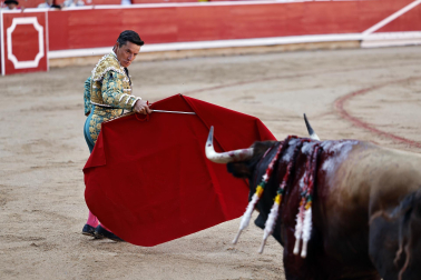 Fotos de la corrida de La Palmosilla, en la que se han cortado tres orejas y Borja Jiménez ha sufrido una cornada./