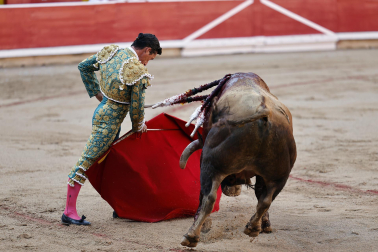 Fotos de la corrida de La Palmosilla, en la que se han cortado tres orejas y Borja Jiménez ha sufrido una cornada./