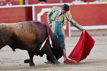 Fotos de la corrida de La Palmosilla, en la que se han cortado tres orejas y Borja Jiménez ha sufrido una cornada./