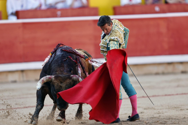 Fotos de la corrida de La Palmosilla, en la que se han cortado tres orejas y Borja Jiménez ha sufrido una cornada./