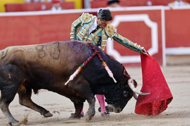 Fotos de la corrida de La Palmosilla, en la que se han cortado tres orejas y Borja Jiménez ha sufrido una cornada./