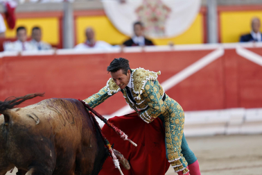 Fotos de la corrida de La Palmosilla, en la que se han cortado tres orejas y Borja Jiménez ha sufrido una cornada./