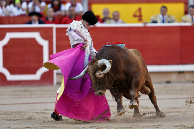 Fotos de la corrida de La Palmosilla, en la que se han cortado tres orejas y Borja Jiménez ha sufrido una cornada./