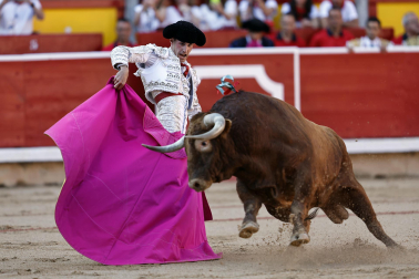 Fotos de la corrida de La Palmosilla, en la que se han cortado tres orejas y Borja Jiménez ha sufrido una cornada./
