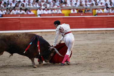 Fotos de la corrida de La Palmosilla, en la que se han cortado tres orejas y Borja Jiménez ha sufrido una cornada./