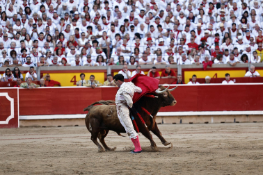 Fotos de la corrida de La Palmosilla, en la que se han cortado tres orejas y Borja Jiménez ha sufrido una cornada./