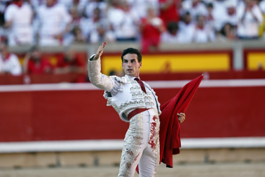 Fotos de la corrida de La Palmosilla, en la que se han cortado tres orejas y Borja Jiménez ha sufrido una cornada./