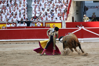 Fotos de la corrida de La Palmosilla, en la que se han cortado tres orejas y Borja Jiménez ha sufrido una cornada./