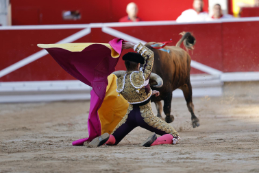 Fotos de la corrida de La Palmosilla, en la que se han cortado tres orejas y Borja Jiménez ha sufrido una cornada./