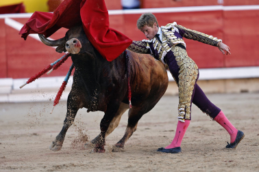 Fotos de la corrida de La Palmosilla, en la que se han cortado tres orejas y Borja Jiménez ha sufrido una cornada./