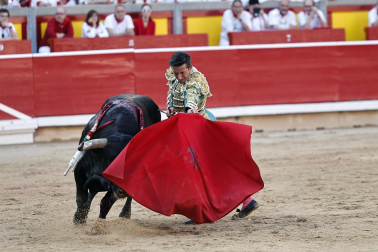 Fotos de la corrida de La Palmosilla, en la que se han cortado tres orejas y Borja Jiménez ha sufrido una cornada./