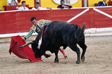 Fotos de la corrida de La Palmosilla, en la que se han cortado tres orejas y Borja Jiménez ha sufrido una cornada./