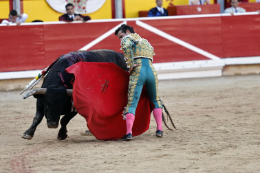 Fotos de la corrida de La Palmosilla, en la que se han cortado tres orejas y Borja Jiménez ha sufrido una cornada./