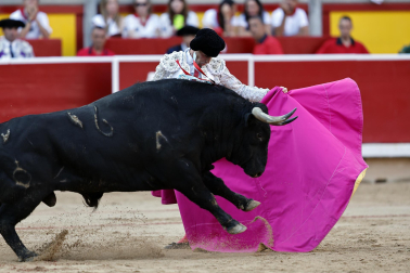 Fotos de la corrida de La Palmosilla, en la que se han cortado tres orejas y Borja Jiménez ha sufrido una cornada./
