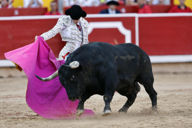Fotos de la corrida de La Palmosilla, en la que se han cortado tres orejas y Borja Jiménez ha sufrido una cornada./