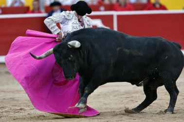 Fotos de la corrida de La Palmosilla, en la que se han cortado tres orejas y Borja Jiménez ha sufrido una cornada./