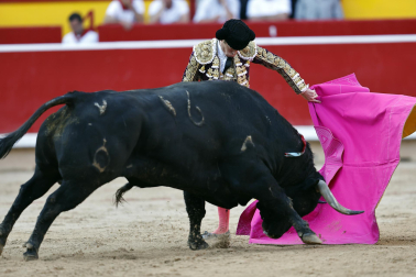 Fotos de la corrida de La Palmosilla, en la que se han cortado tres orejas y Borja Jiménez ha sufrido una cornada./