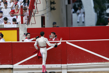 Fotos de la corrida de La Palmosilla, en la que se han cortado tres orejas y Borja Jiménez ha sufrido una cornada./