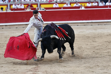 Fotos de la corrida de La Palmosilla, en la que se han cortado tres orejas y Borja Jiménez ha sufrido una cornada./