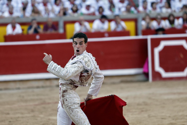Fotos de la corrida de La Palmosilla, en la que se han cortado tres orejas y Borja Jiménez ha sufrido una cornada./