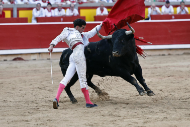 Fotos de la corrida de La Palmosilla, en la que se han cortado tres orejas y Borja Jiménez ha sufrido una cornada./