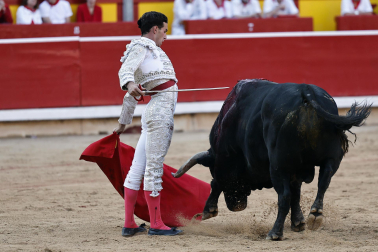 Fotos de la corrida de La Palmosilla, en la que se han cortado tres orejas y Borja Jiménez ha sufrido una cornada./