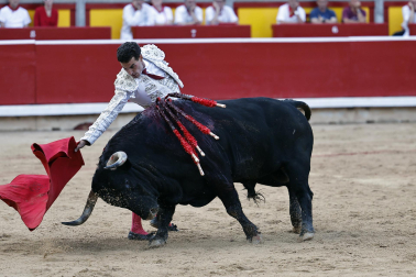 Fotos de la corrida de La Palmosilla, en la que se han cortado tres orejas y Borja Jiménez ha sufrido una cornada./