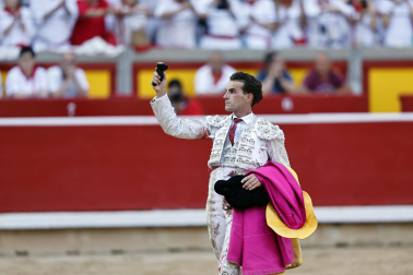 Fotos de la corrida de La Palmosilla, en la que se han cortado tres orejas y Borja Jiménez ha sufrido una cornada./