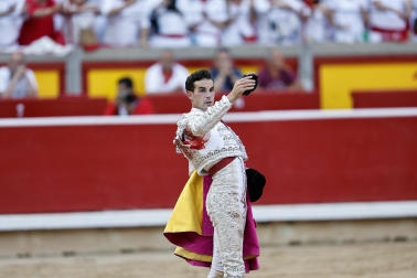 Fotos de la corrida de La Palmosilla, en la que se han cortado tres orejas y Borja Jiménez ha sufrido una cornada./