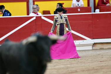 Fotos de la corrida de La Palmosilla, en la que se han cortado tres orejas y Borja Jiménez ha sufrido una cornada./